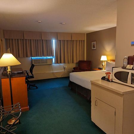 Nomad Hotel & Suites Fort Mcmurray Exterior foto