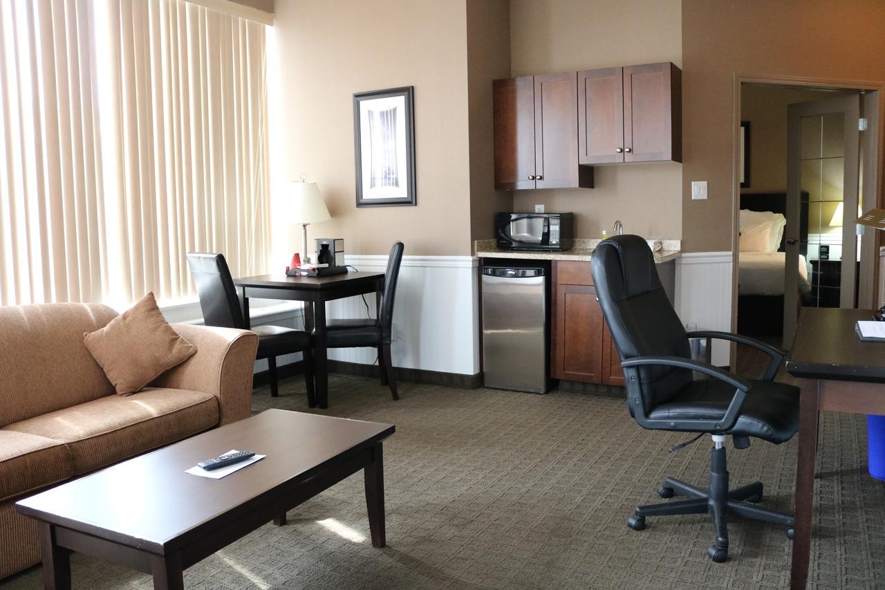 Nomad Hotel & Suites Fort Mcmurray Exterior foto